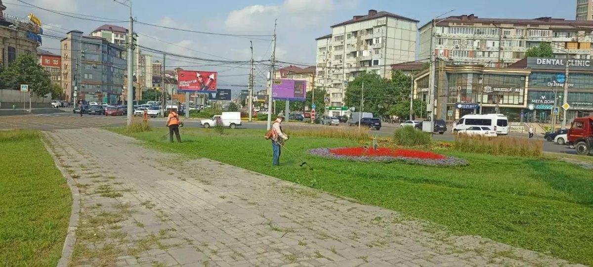 Специалистами МБУ «Благоустройство» проведены работы по кошению травы на территории троллейбусного кольца Специалистами МБУ «Благоустройство» проведены работы по кошению травы на территории троллейбусного кольца
