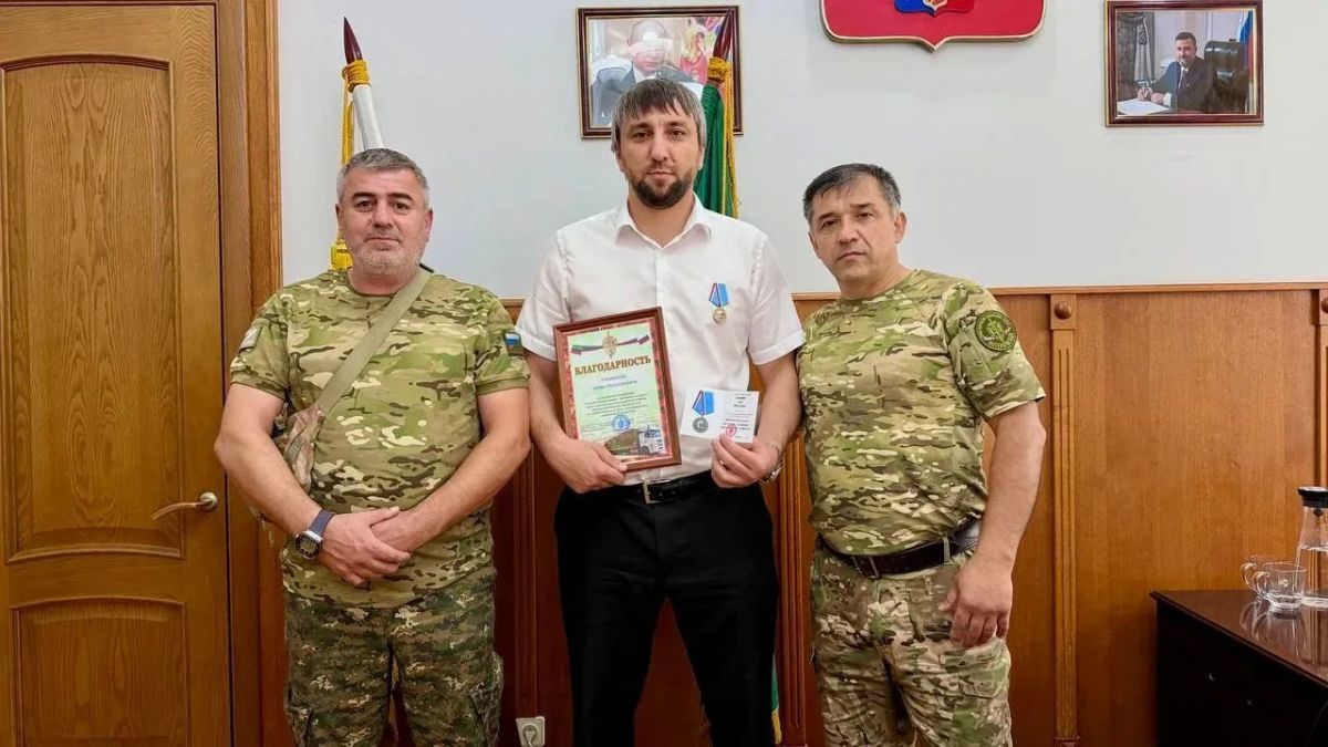 Врип главы Карабудахкентского района Заур Сахаватов награждён за поддержку военнослужащих