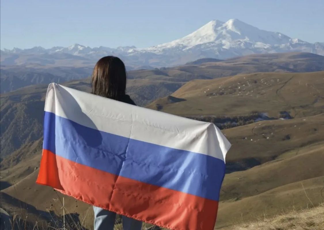 Гордо реет флаг российский! Гордо реет флаг российский!
