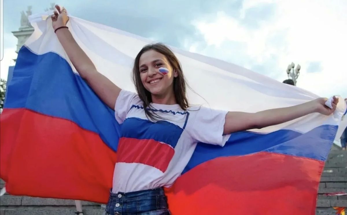 Гордо реет флаг российский! Гордо реет флаг российский!
