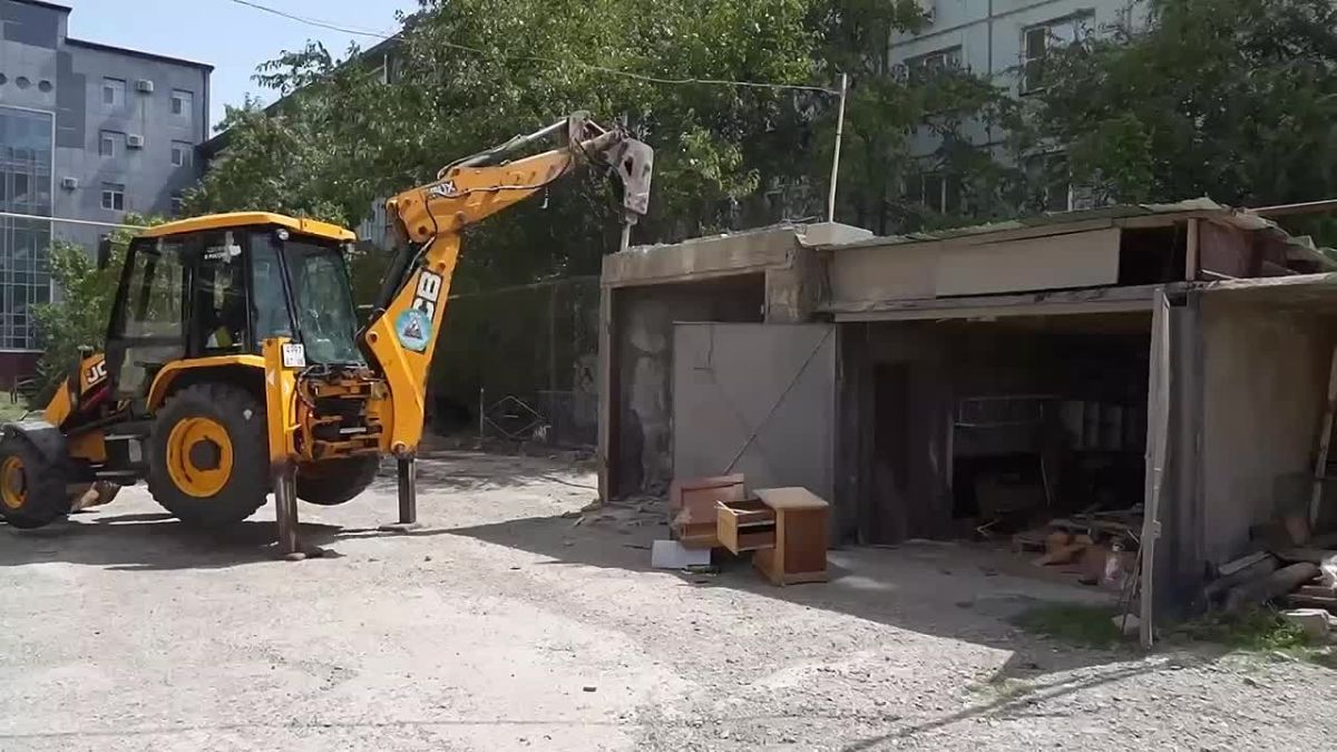 Старые гаражи, мешавшие благоустройству, демонтировали в Махачкале на дворовой территории домов №80 и 80б на улице Абдулхакима Исмаилова