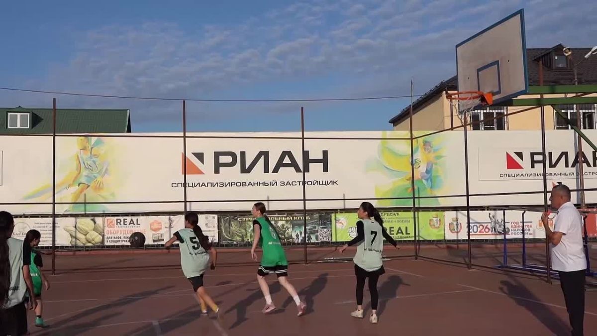 Турнир по баскетболу в формате 3 на 3 среди девочек провели ко Дню физкультурника в Дербенте