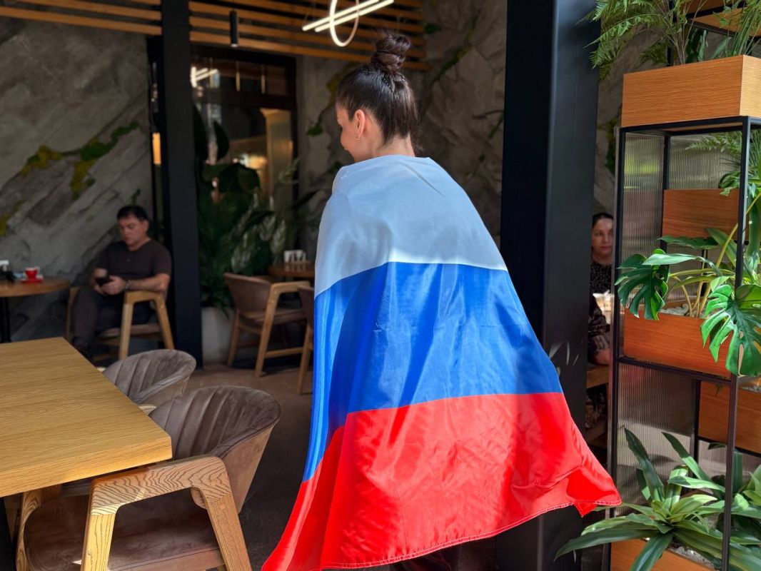 Коллектив кофейни «Орион» с радостью присоединяется к флешмобу «Гордо реет флаг российский!» Коллектив кофейни «Орион» с радостью присоединяется к флешмобу «Гордо реет флаг российский!»