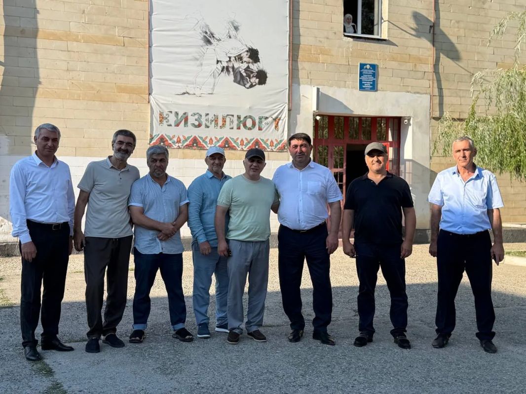 В Кизилюрте активисты «Единой России» проинспектировали объекты образования и спорта В Кизилюрте активисты «Единой России» проинспектировали объекты образования и спорта