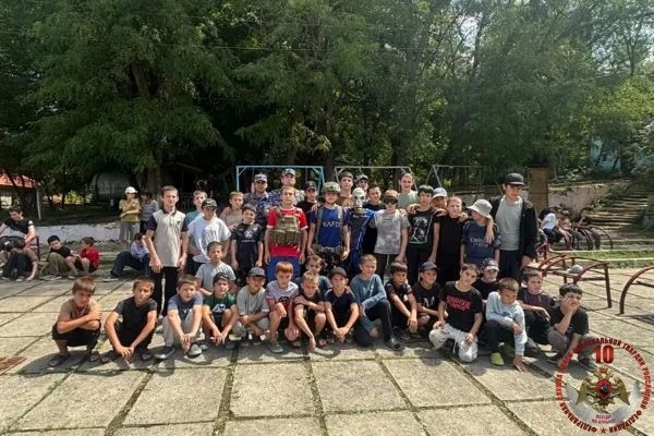 В рамках акции «Каникулы с Росгвардией», приуроченной к 10-летию ведомства, военнослужащие специального моторизованного полка махачкалинского соединения войск национальной гвардии провели встречу со школьниками, отдыхающими...