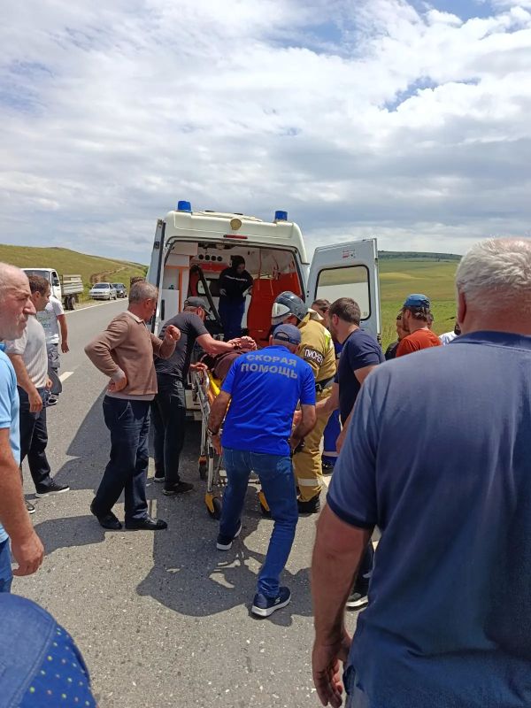 Что делают пожарные на месте дорожной аварии? Что делают пожарные на месте дорожной аварии?
