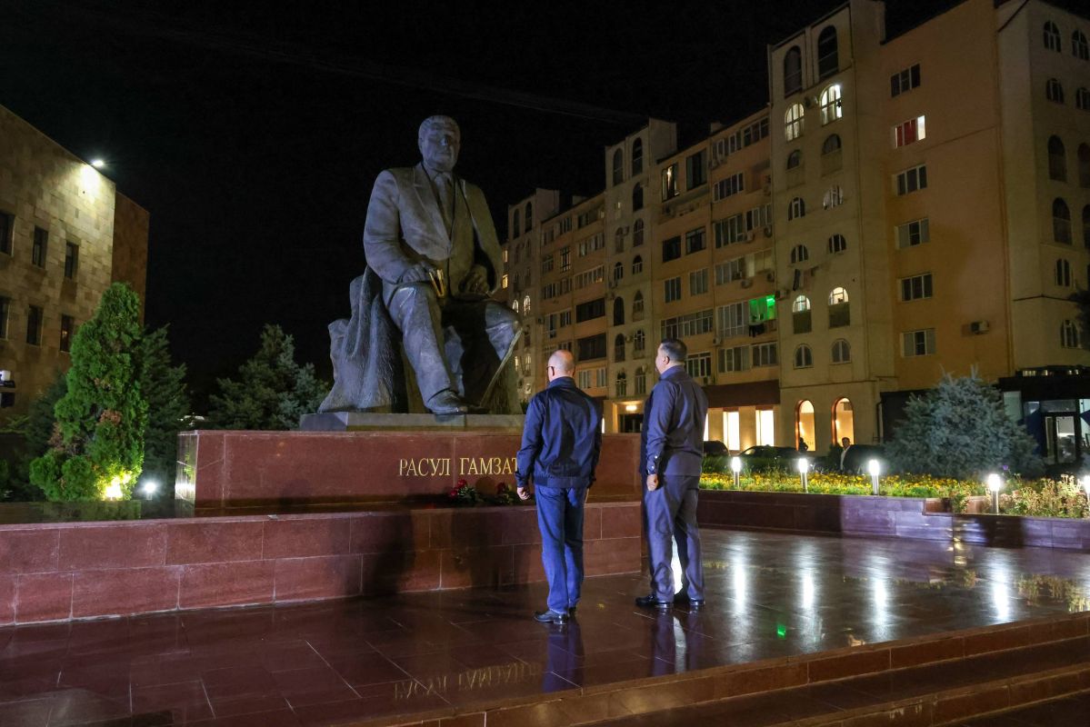 Первый заместитель Руководителя Администрации Президента РФ Сергей Кириенко и врио главы Дагестана Фёдором Щукиным возложил цветы к памятнику Расулу Гамзатову Первый заместитель Руководителя Администрации Президента РФ Сергей Кириенко и врио главы Дагестана Фёдором Щукиным возложил цветы к памятнику Расулу Гамзатову