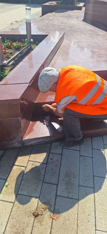 Сотрудники МБУ "Благоустройство" провели комплекс работ по санитарной очистке и приведению в порядок территории, прилегающей к памятнику выдающемуся дагестанскому поэту Расулу Гамзатову Сотрудники МБУ "Благоустройство" провели комплекс работ по санитарной очистке и приведению в порядок территории, прилегающей к памятнику выдающемуся дагестанскому поэту Расулу Гамзатову