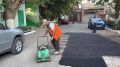 Сотрудники МБУ «Благоустройство» ведут работы по ликвидации локальных разрушений асфальтобетонного покрытия во дворе многоквартирного дома Проспект Расула Гамзатова, 18