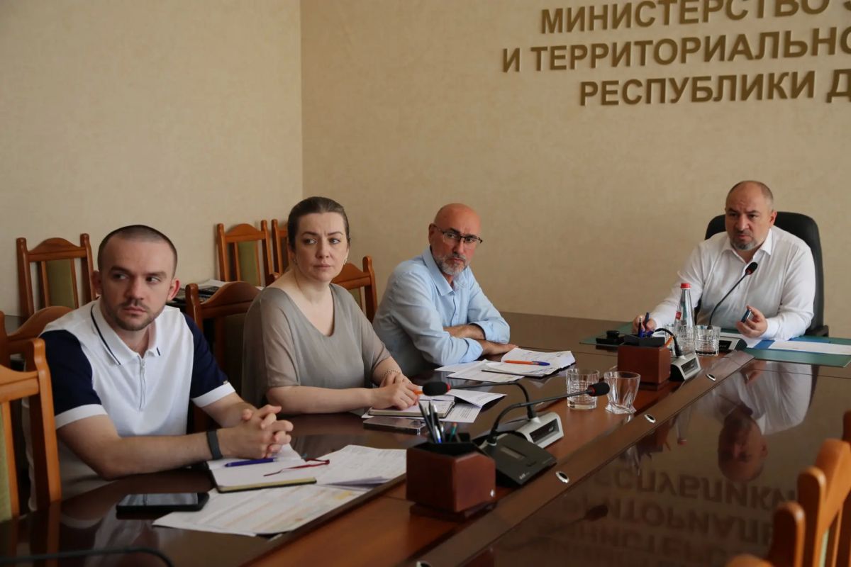 В дополнение к ранее состоявшемуся совещанию, сегодня в формате видеоконференцсвязи прошла рабочая встреча врио министра экономики и территориального развития РД Адильхана Ахмедова с главой города Дербента Ханларом Пашаевым В дополнение к ранее состоявшемуся совещанию, сегодня в формате видеоконференцсвязи прошла рабочая встреча врио министра экономики и территориального развития РД Адильхана Ахмедова с главой города Дербента Ханларом Пашаевым