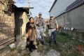 Во время патрулирования улиц города Хасавюрта сотрудники вневедомственной охраны Управления Росгвардии по Республике Дагестан обратили внимание на пожилую женщину, которая стояла в стороне и выглядела испуганной