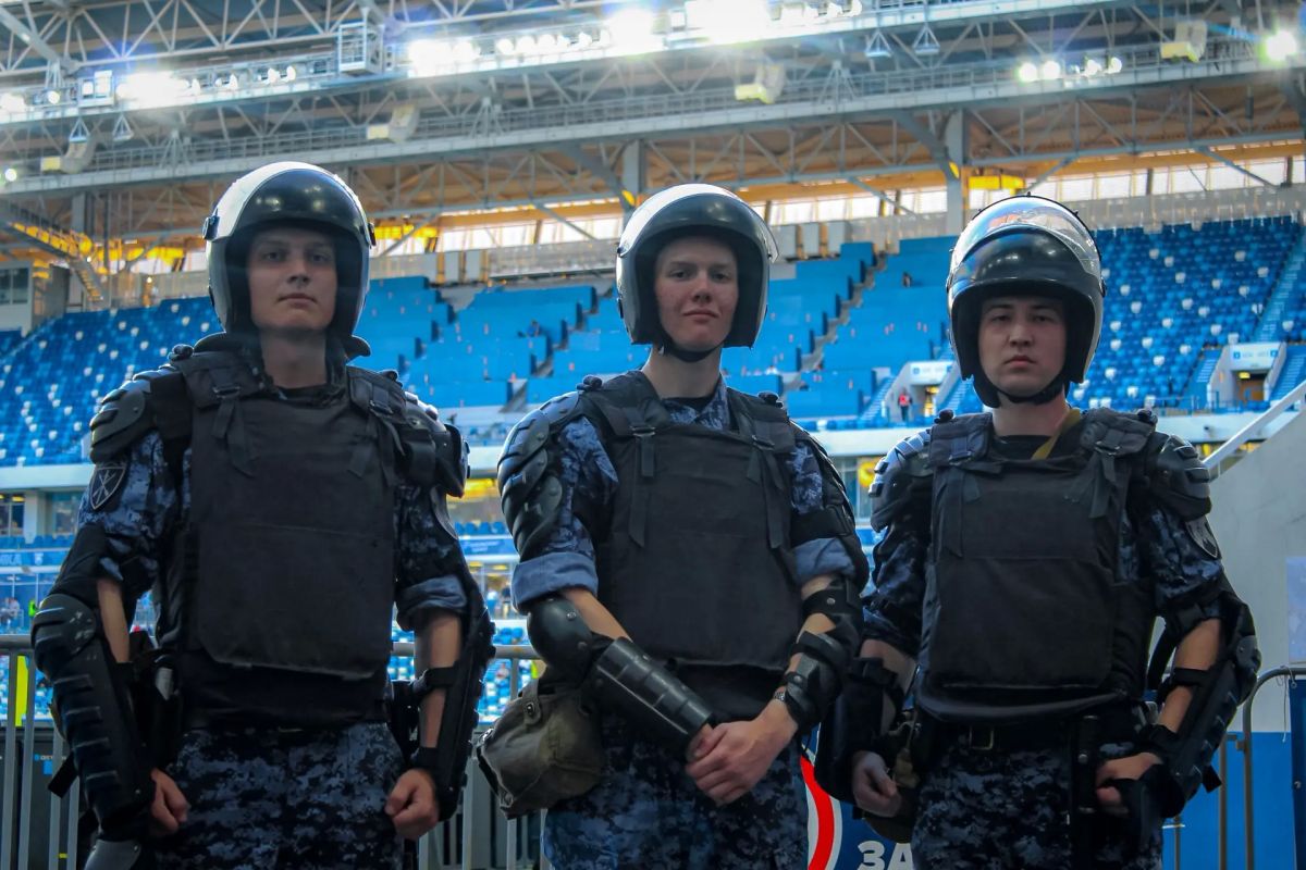 Прямо сейчас в Калининграде на стадионе «Ростех Арена» безопасность тысяч футбольных болельщиков матча Кубка России между местным клубом «Балтика» и «Динамо» из Махачкалы обеспечивают военнослужащие специального... Прямо сейчас в Калининграде на стадионе «Ростех Арена» безопасность тысяч футбольных болельщиков матча Кубка России между местным клубом «Балтика» и «Динамо» из Махачкалы обеспечивают военнослужащие специального...