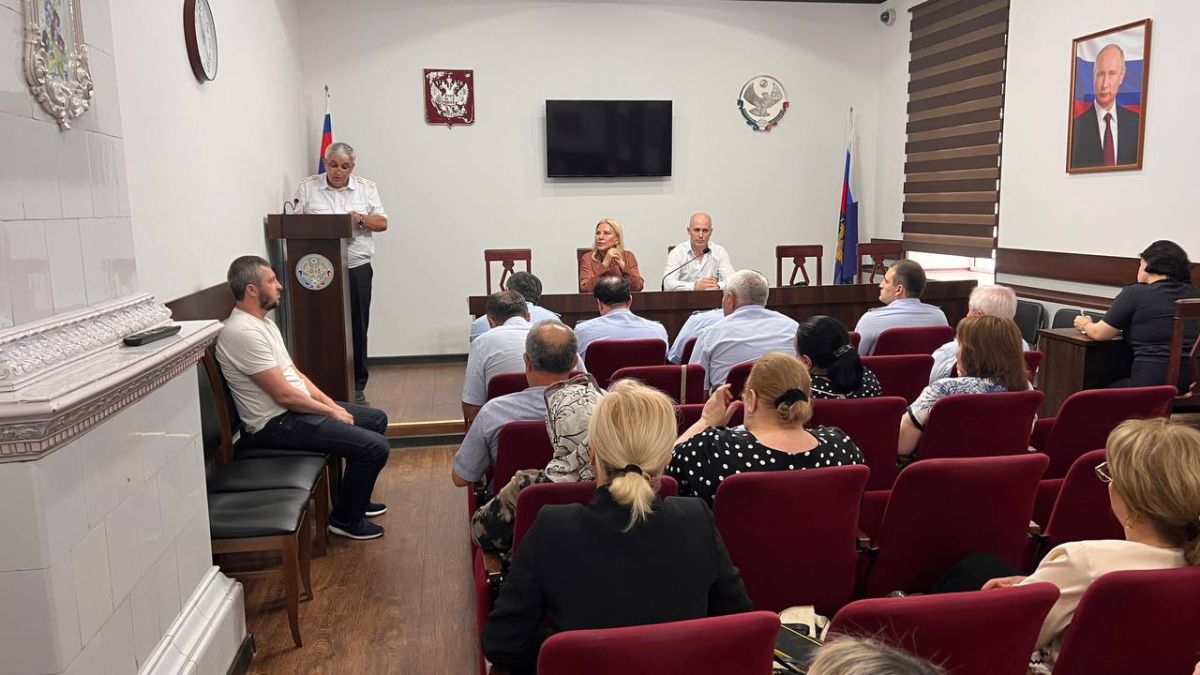 Полицейские Махачкалы проверили городские школы в преддверии нового учебного года Полицейские Махачкалы проверили городские школы в преддверии нового учебного года