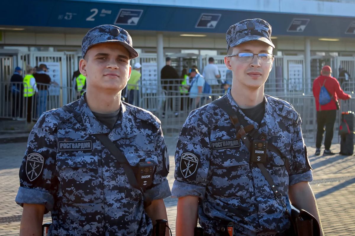 Прямо сейчас в Калининграде на стадионе «Ростех Арена» безопасность тысяч футбольных болельщиков матча Кубка России между местным клубом «Балтика» и «Динамо» из Махачкалы обеспечивают военнослужащие специального... Прямо сейчас в Калининграде на стадионе «Ростех Арена» безопасность тысяч футбольных болельщиков матча Кубка России между местным клубом «Балтика» и «Динамо» из Махачкалы обеспечивают военнослужащие специального...