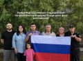 Какая замечательная и светлая фотография! Семья Муртазалиевых поддерживает акцию «Гордо реет флаг российский», и мы искренне рады видеть такие кадры!