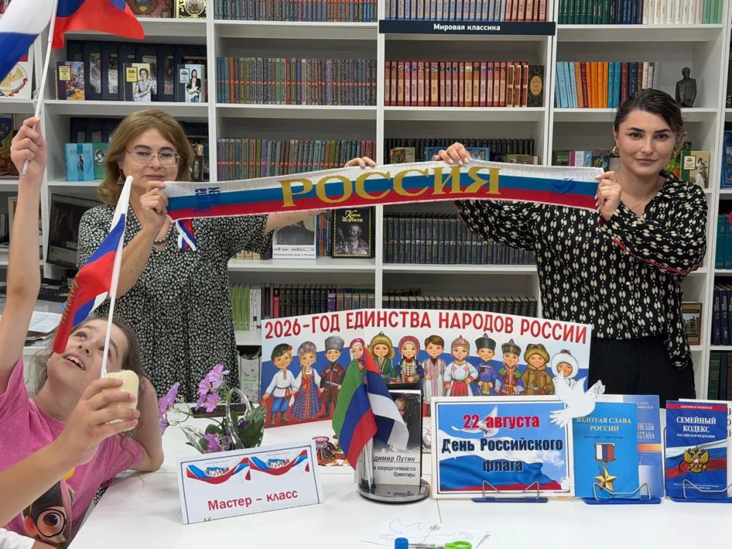 «Цвета России» — в этих трех словах заключена гордость за великое прошлое, сила настоящего и вера в светлое будущее нашей Родины «Цвета России» — в этих трех словах заключена гордость за великое прошлое, сила настоящего и вера в светлое будущее нашей Родины