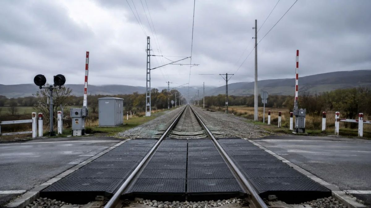 В Избербаше легковушка попала под грузовой поезд на железнодорожном переезде