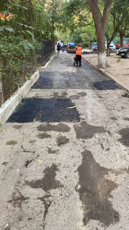 В Махачкале продолжается ремонт дорожного полотна во дворовых территориях многоквартирных домов, где проводится устранение локальных разрушений асфальтобетонного покрытия В Махачкале продолжается ремонт дорожного полотна во дворовых территориях многоквартирных домов, где проводится устранение локальных разрушений асфальтобетонного покрытия