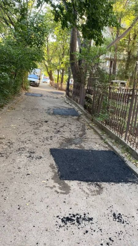 В Махачкале продолжается ремонт дорожного полотна во дворовых территориях многоквартирных домов, где проводится устранение локальных разрушений асфальтобетонного покрытия В Махачкале продолжается ремонт дорожного полотна во дворовых территориях многоквартирных домов, где проводится устранение локальных разрушений асфальтобетонного покрытия
