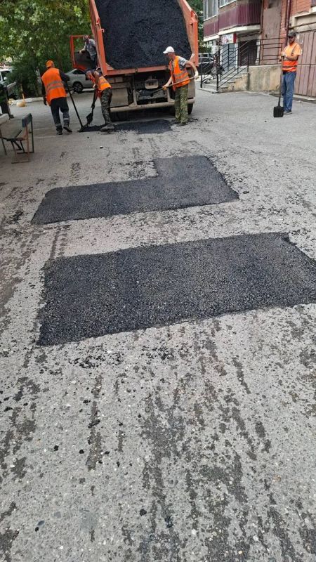 В Махачкале продолжается ремонт дорожного полотна во дворовых территориях многоквартирных домов, где проводится устранение локальных разрушений асфальтобетонного покрытия В Махачкале продолжается ремонт дорожного полотна во дворовых территориях многоквартирных домов, где проводится устранение локальных разрушений асфальтобетонного покрытия