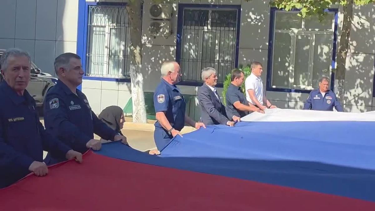 Руководство и коллектив МЧС Дагестана и подведомственных ему учреждений приняли участие в патриотической акции по разворачиванию Государственного флага Российской Федерации