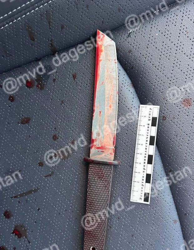В Каспийске 16-летний пассажир ударил ножом 70-летнего таксиста, оба в больнице В Каспийске 16-летний пассажир ударил ножом 70-летнего таксиста, оба в больнице