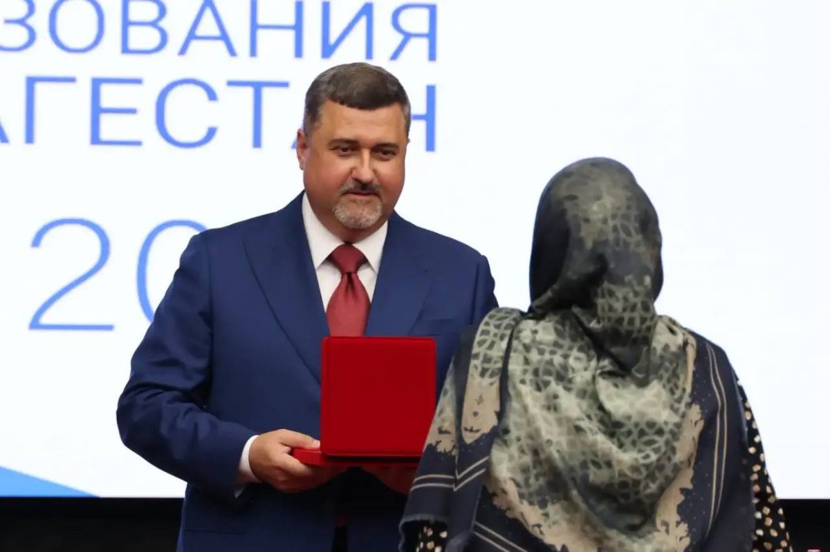 За верность профессии!. Фёдор Щукин и Нурбаганд Нурбагандов вручили дагестанским педагогам заслуженные награды За верность профессии!. Фёдор Щукин и Нурбаганд Нурбагандов вручили дагестанским педагогам заслуженные награды