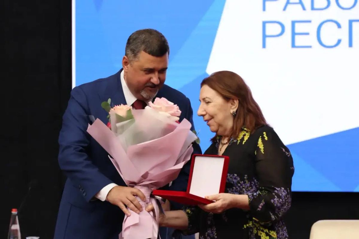 За верность профессии!. Фёдор Щукин и Нурбаганд Нурбагандов вручили дагестанским педагогам заслуженные награды За верность профессии!. Фёдор Щукин и Нурбаганд Нурбагандов вручили дагестанским педагогам заслуженные награды