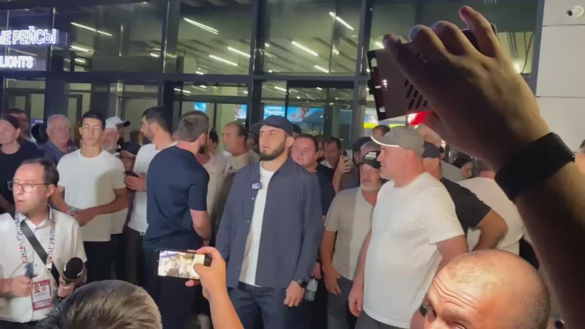 Ислам Махачев, который накануне победил ирландца Иана Мачадо Гэрри и защитил чемпионский титул UFC в полусреднем весе, прилетел в Дагестан