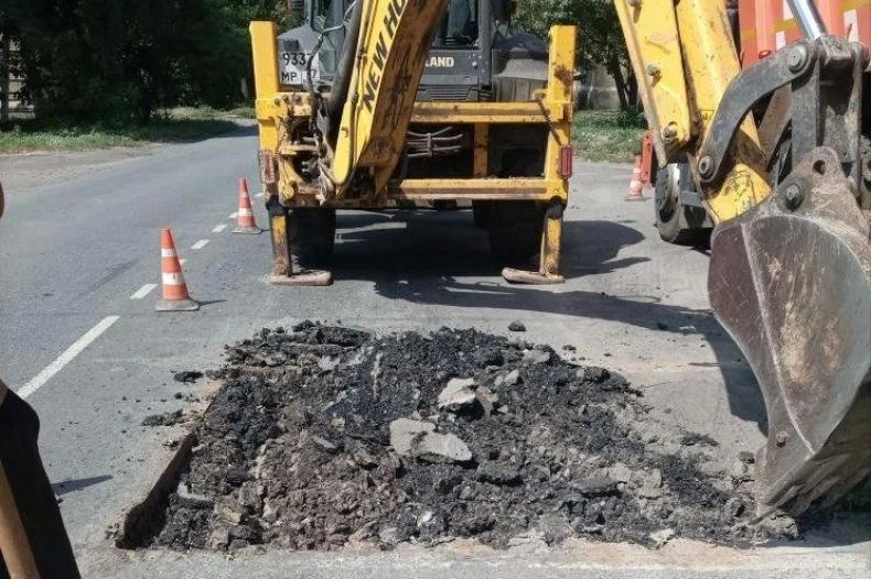 Устранение дефектов дорожного покрытия продолжается на региональных автомагистралях Устранение дефектов дорожного покрытия продолжается на региональных автомагистралях