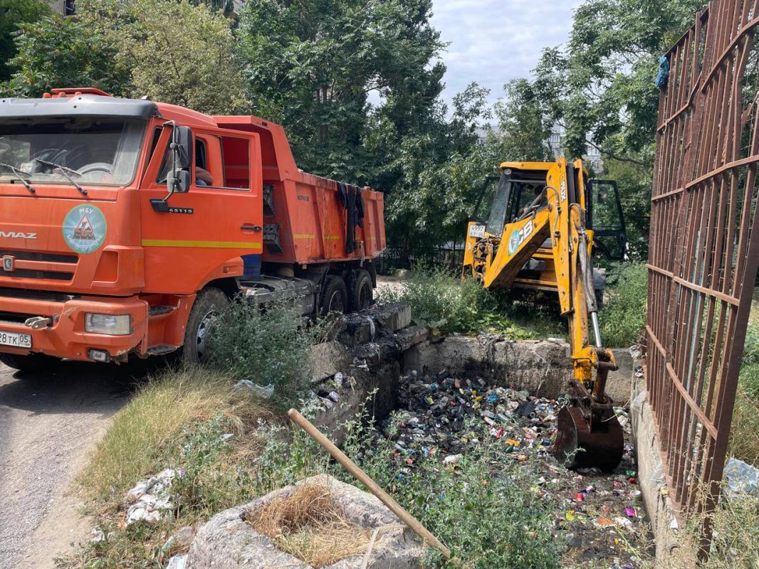 Столичные коммунальные службы МБУ «Благоустройство» продолжают чистить отстойник Столичные коммунальные службы МБУ «Благоустройство» продолжают чистить отстойник