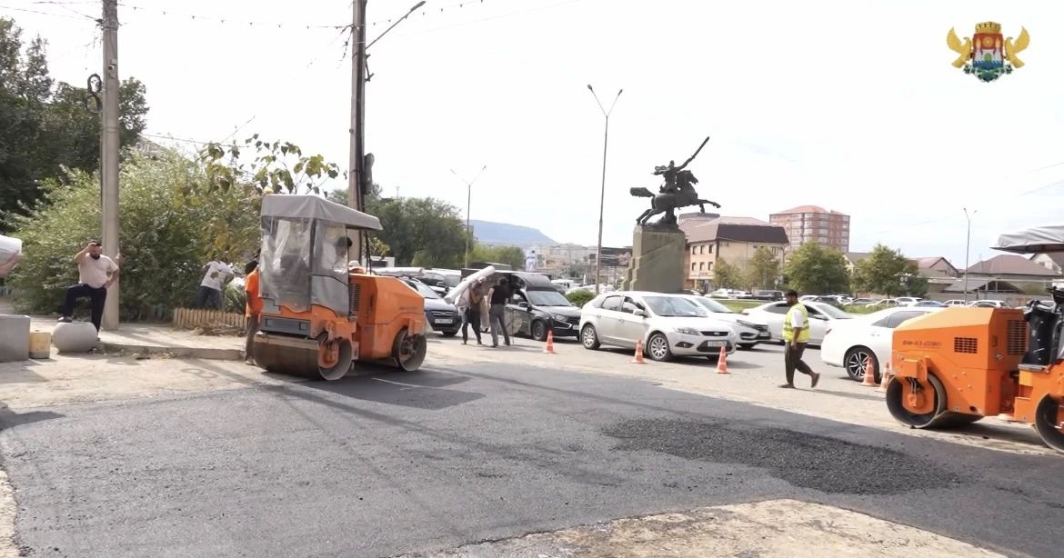 В Махачкале восстанавливают асфальтное покрытие на улице Изумрудная