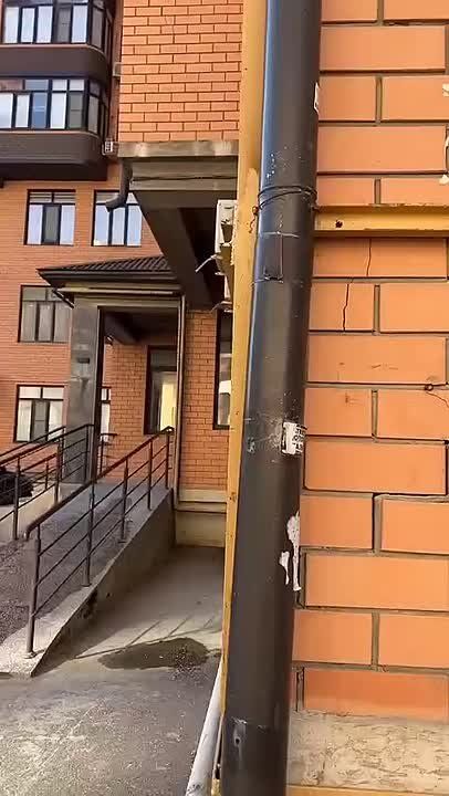 В Каспийске на фасаде многоэтажного дома в одном из жилых комплексов появилась трещина