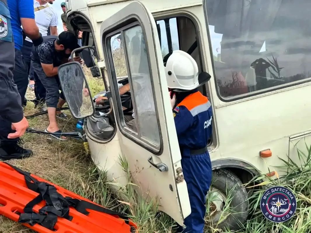 В Хасавюртовском районе автобус съехал в кювет