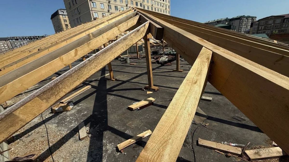 В доме № 395 «е» на проспекте Акушинского в Махачкале полным ходом идет капитальный ремонт В доме № 395 «е» на проспекте Акушинского в Махачкале полным ходом идет капитальный ремонт