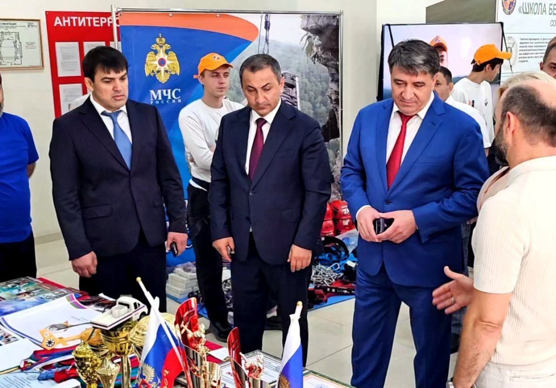 Перед началом августовской конференции педагогов Глава города Махачкалы Джамбулат Салавов посетил тематическую выставку в фойе Дома дружбы, где были представлены лучшие проекты образовательных организаций города Перед началом августовской конференции педагогов Глава города Махачкалы Джамбулат Салавов посетил тематическую выставку в фойе Дома дружбы, где были представлены лучшие проекты образовательных организаций города