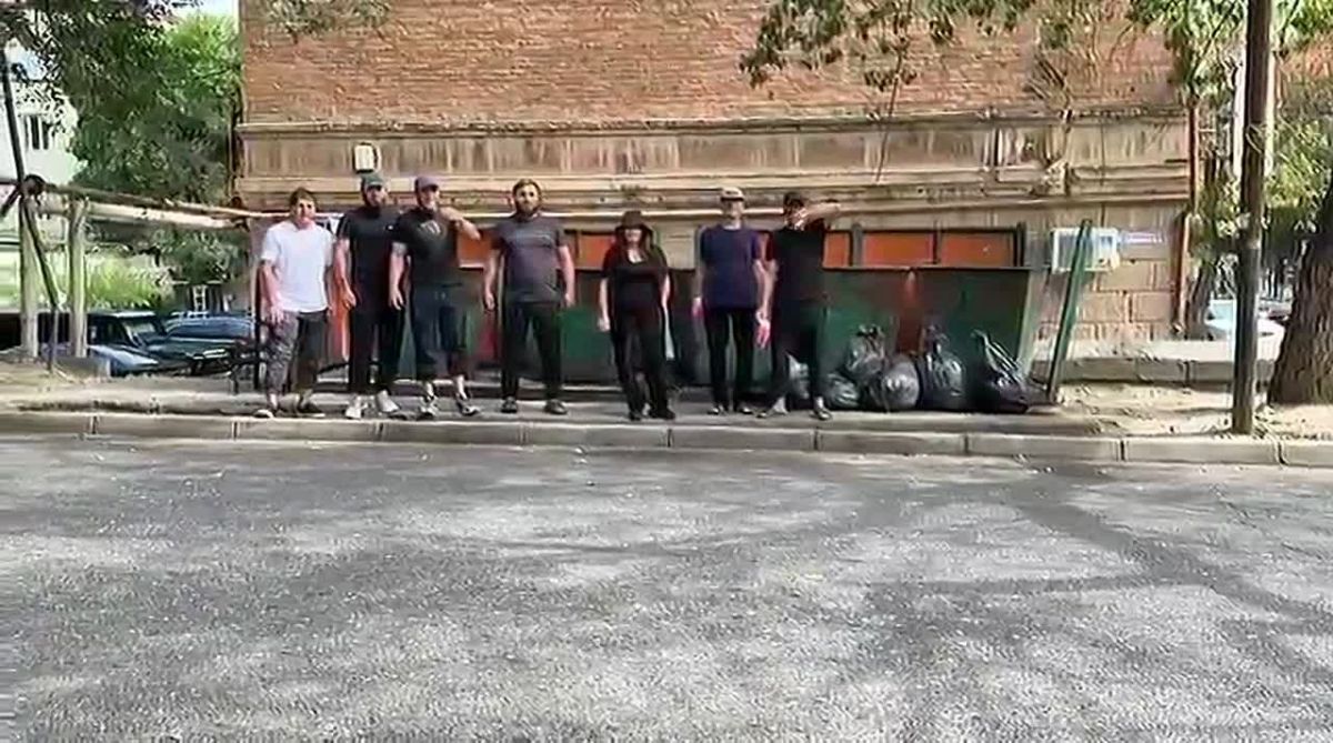 Специалисты МБУ "Служба по работе с бродячими животными" г. Махачкалы провели субботник на площади Коминтерна и улице Заманова