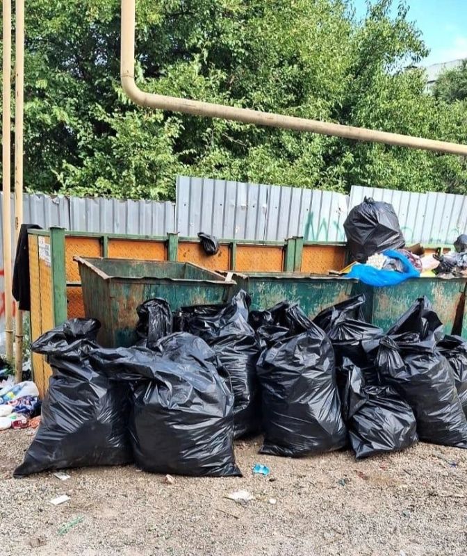 На субботник в Махачкале вышли сотрудники различных подразделений городской администрации На субботник в Махачкале вышли сотрудники различных подразделений городской администрации