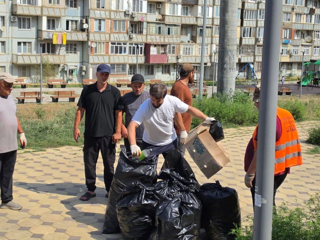 На субботник в Махачкале вышли сотрудники различных подразделений городской администрации На субботник в Махачкале вышли сотрудники различных подразделений городской администрации