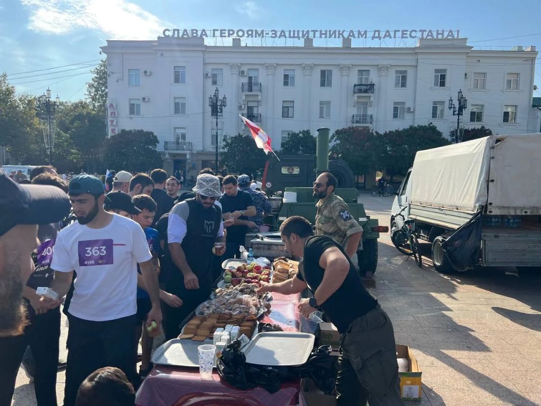 На площади Ленина сотрудники Управления Росгвардии по РД развернули полевую кухню На площади Ленина сотрудники Управления Росгвардии по РД развернули полевую кухню