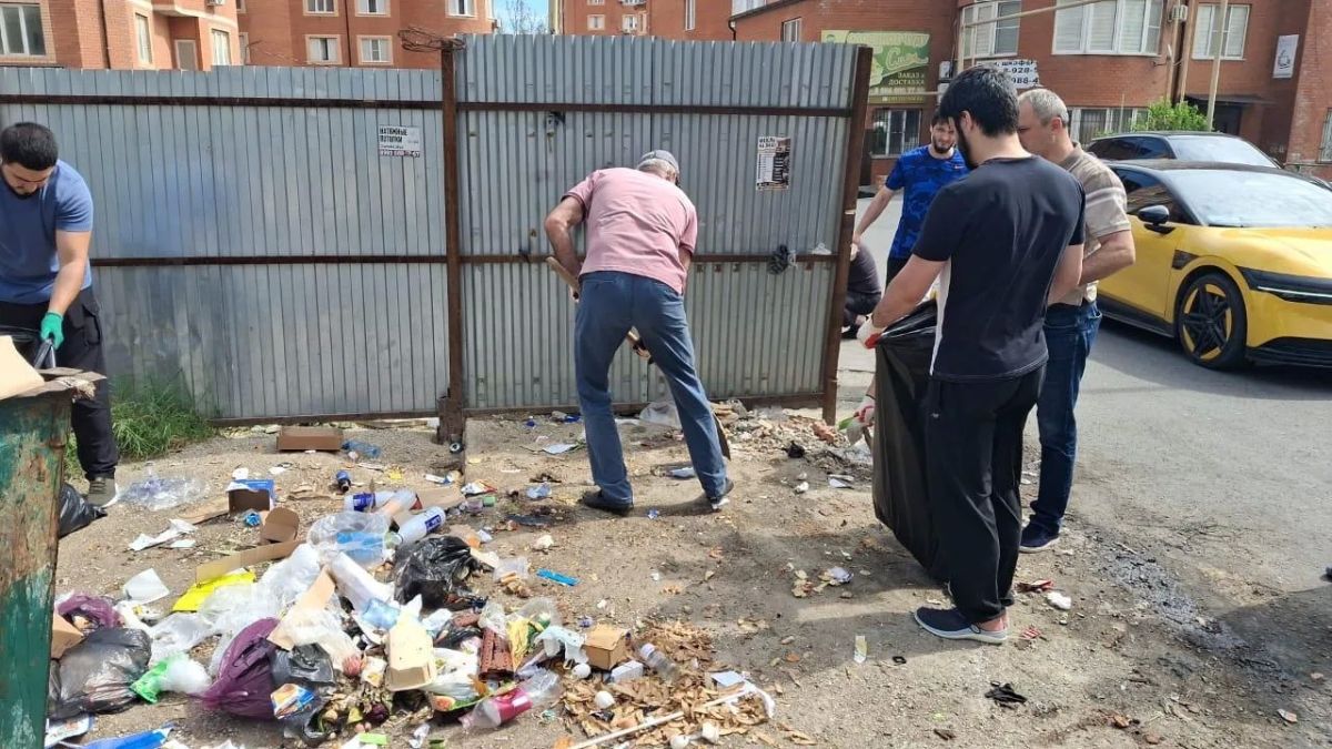 Сотрудники Управления муниципального земельного контроля очистили участок улицы Мурадова от пересечения с улицей Юсупа Акаева до проспекта Амет-Хана Султана Сотрудники Управления муниципального земельного контроля очистили участок улицы Мурадова от пересечения с улицей Юсупа Акаева до проспекта Амет-Хана Султана