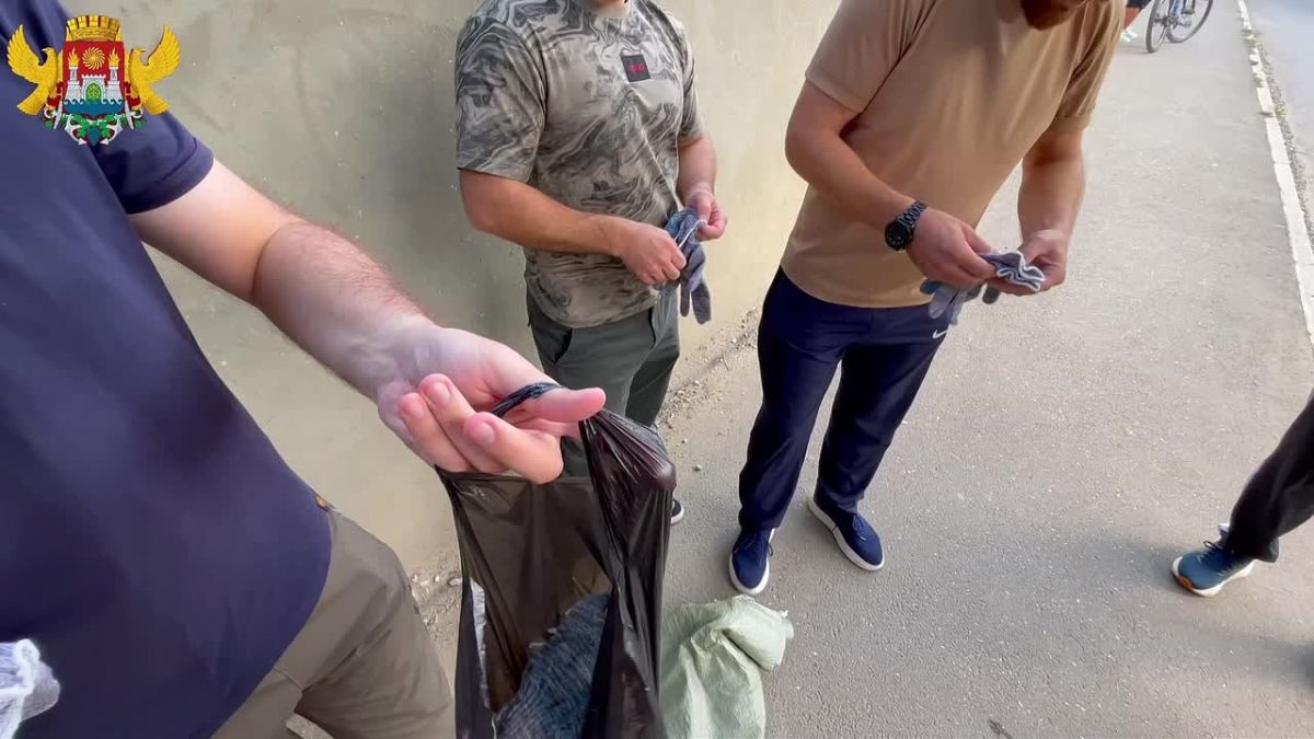 Сегодня сотрудники Управления административно-технической инспекции и муниципального контроля приняли участие в общегородском субботнике, который прошёл на улице Абдуразака Шахбанова