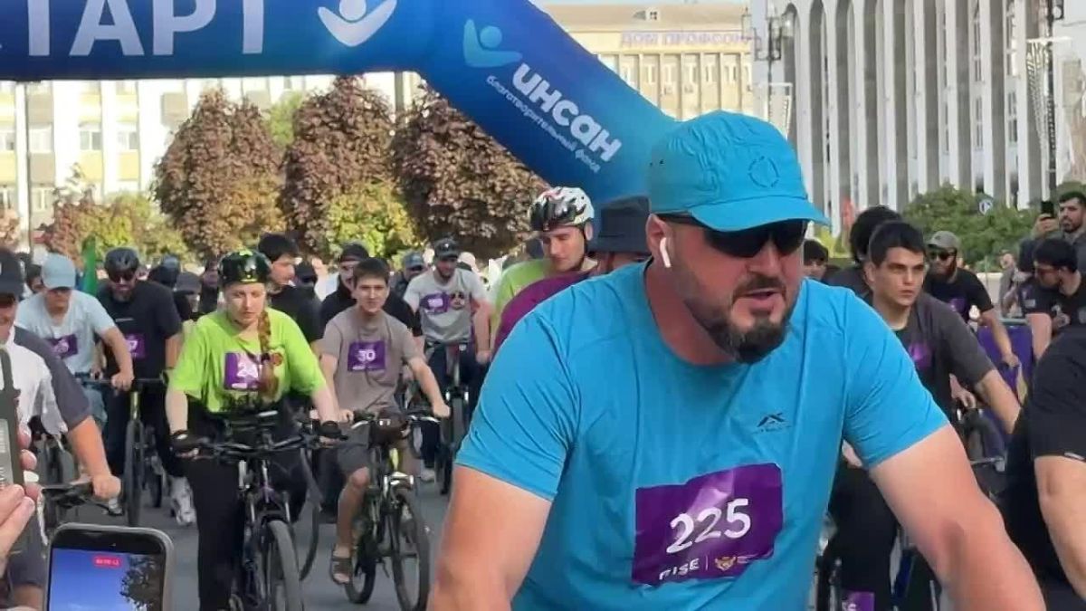 Около тысячи участников вышли на старт велопробега единства народов России в Махачкале