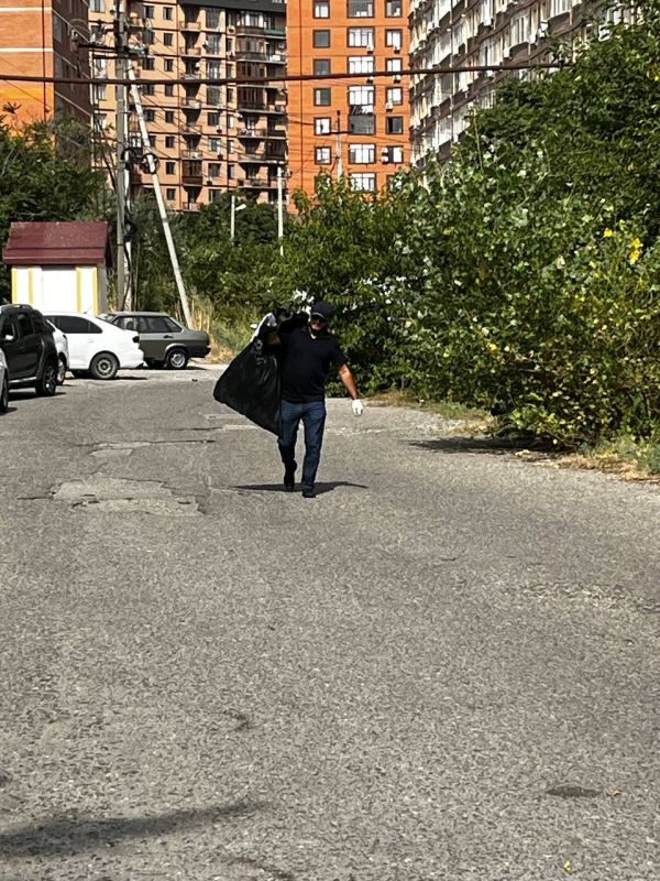 Сотрудники Управления экономики, инвестиций и предпринимательства Администрации г. Махачкалы приняли участие в общегородском субботнике Сотрудники Управления экономики, инвестиций и предпринимательства Администрации г. Махачкалы приняли участие в общегородском субботнике