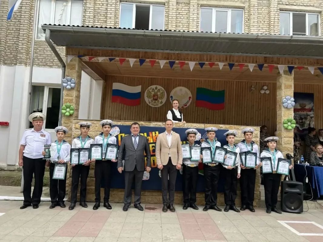 Руководитель аппарата администрации города Каспийска Кирилл Фоменко принял участие в торжественной линейке в МБОУ «Каспийская морская школа-интернат», посвящённой началу нового учебного года Руководитель аппарата администрации города Каспийска Кирилл Фоменко принял участие в торжественной линейке в МБОУ «Каспийская морская школа-интернат», посвящённой началу нового учебного года
