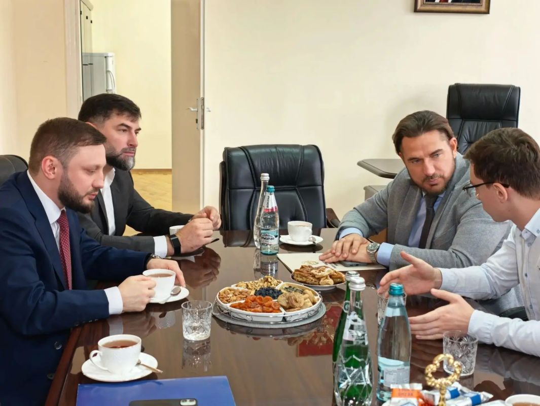 После торжественной встречи министр транспорта и дорожного хозяйства Дагестана Джамбулат Гаджиев в неформальной обстановке пообщался со студентами После торжественной встречи министр транспорта и дорожного хозяйства Дагестана Джамбулат Гаджиев в неформальной обстановке пообщался со студентами