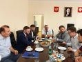 После торжественной встречи министр транспорта и дорожного хозяйства Дагестана Джамбулат Гаджиев в неформальной обстановке пообщался со студентами