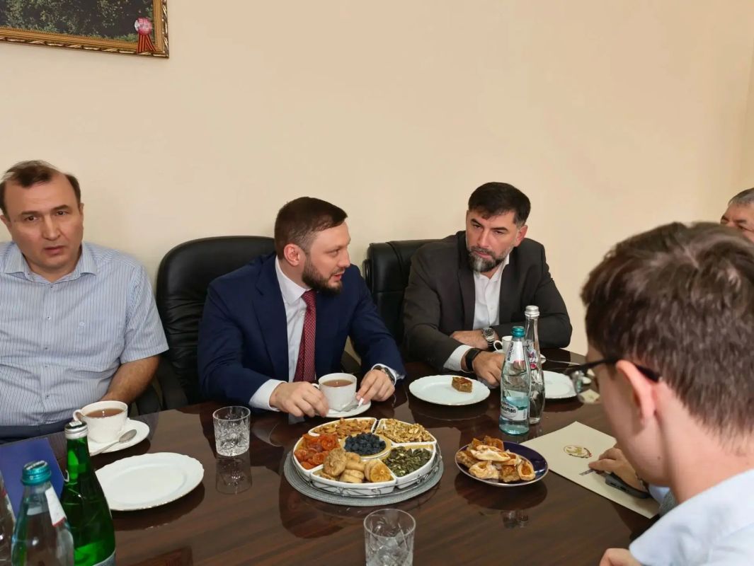 После торжественной встречи министр транспорта и дорожного хозяйства Дагестана Джамбулат Гаджиев в неформальной обстановке пообщался со студентами После торжественной встречи министр транспорта и дорожного хозяйства Дагестана Джамбулат Гаджиев в неформальной обстановке пообщался со студентами