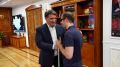 Глава Махачкалы Джамбулат Салавов встретился с Джамалом Чупановым — спортсменом с нарушением зрения, чемпионом России и Дагестана по адаптивному армрестлингу, мастером спорта