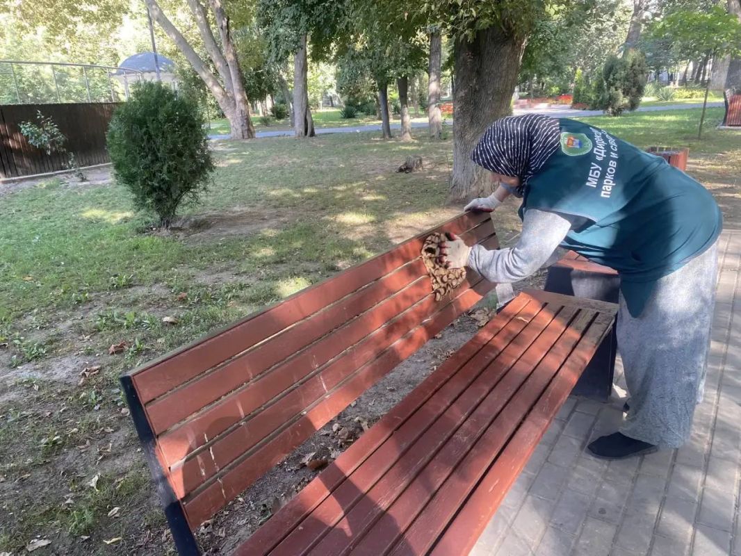 Отдел санитарной уборки МБУ «Дирекция парков и скверов» выполняет свою работу без выходных, обеспечивая чистоту и порядок на благоустроенных территориях нашей столицы Отдел санитарной уборки МБУ «Дирекция парков и скверов» выполняет свою работу без выходных, обеспечивая чистоту и порядок на благоустроенных территориях нашей столицы